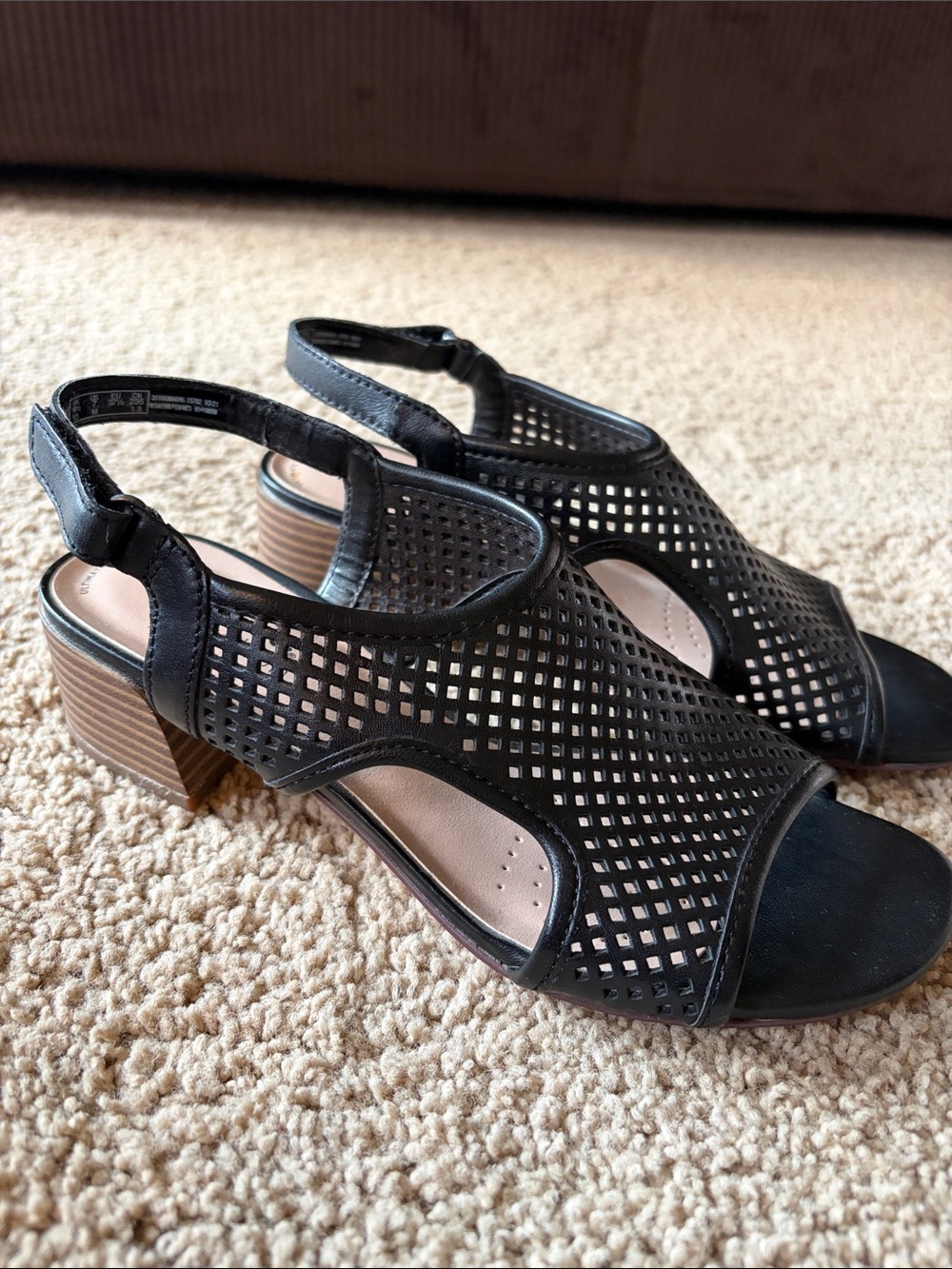 EUC 
Clark’s Caroleigh Star Black Leather Heel Strap Block Heel Sandal Ladies 7M